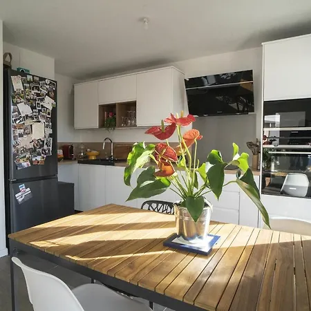 Modern Apt With Balcony Near Paris