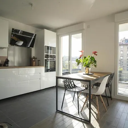 Modern Apt With Balcony Near Paris 아파트 쀼또